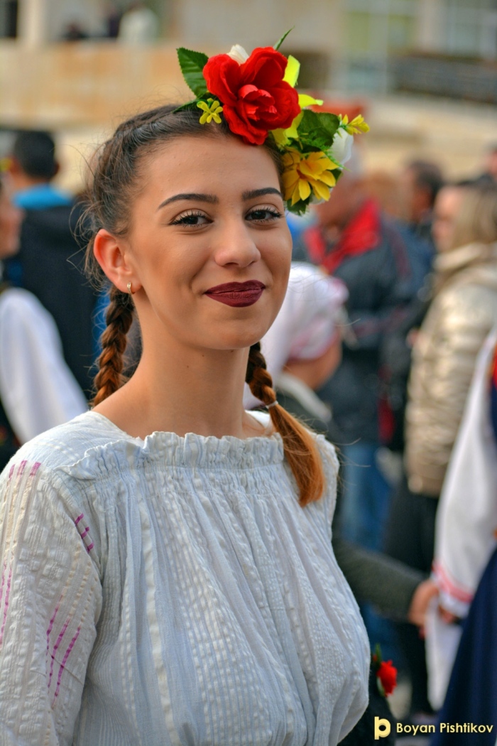 Faces from the ringdance
